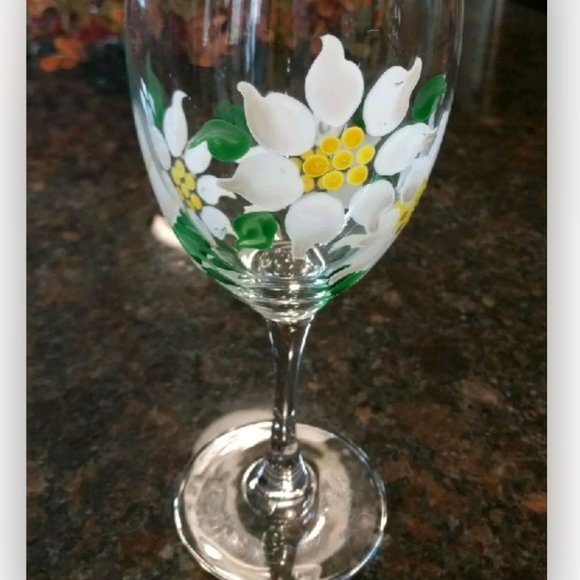 Pair of Lovely Hand Painted Daisy Wine Glasses - Picture 2 of 2